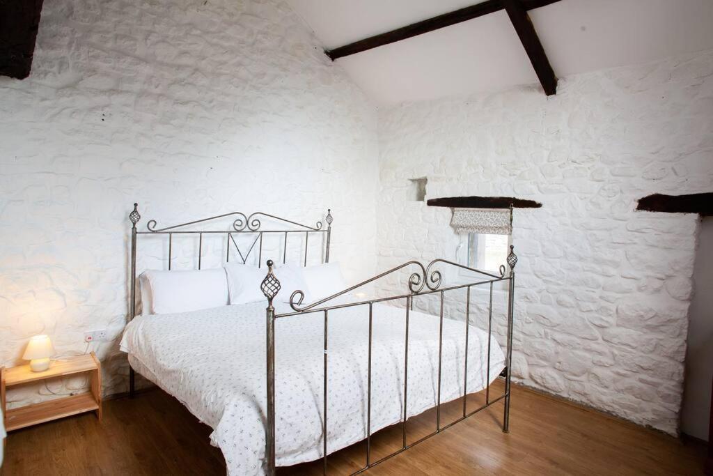 Stunning Barn Conversion On A Family Run Farm Llanfynydd Exterior foto